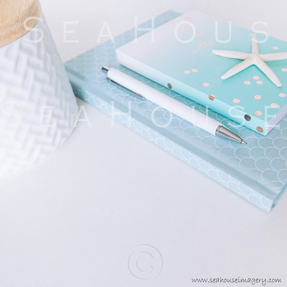 WM Styled Desktop Modern Blue and white 1907 25 Square